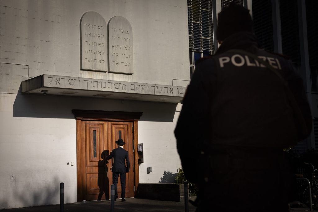 Mann schüttet bei Synagoge in Zürich Benzin aus