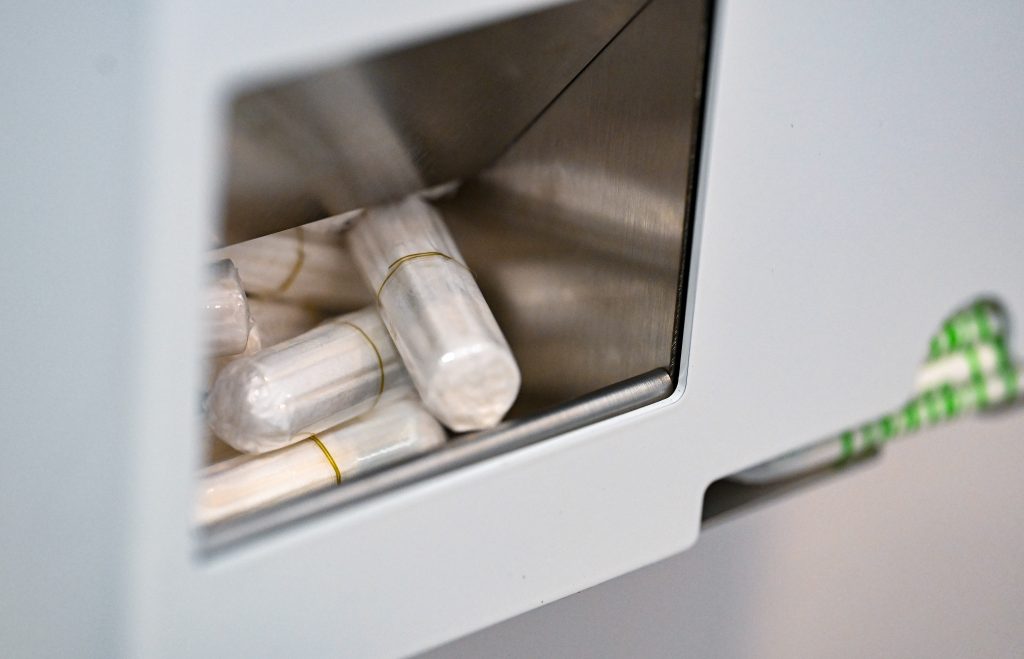 Notfallkits mit Tampons werden an allen kantonalen Schulen zur Pflicht