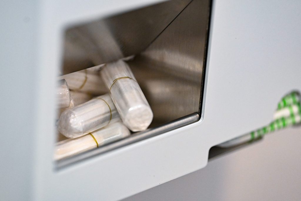 Notfallkits mit Tampons werden an allen kantonalen Schulen zur Pflicht