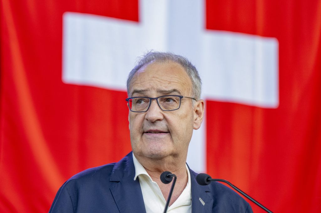Bundesrat Parmelin bricht sich bei Sturz im Büro den Arm