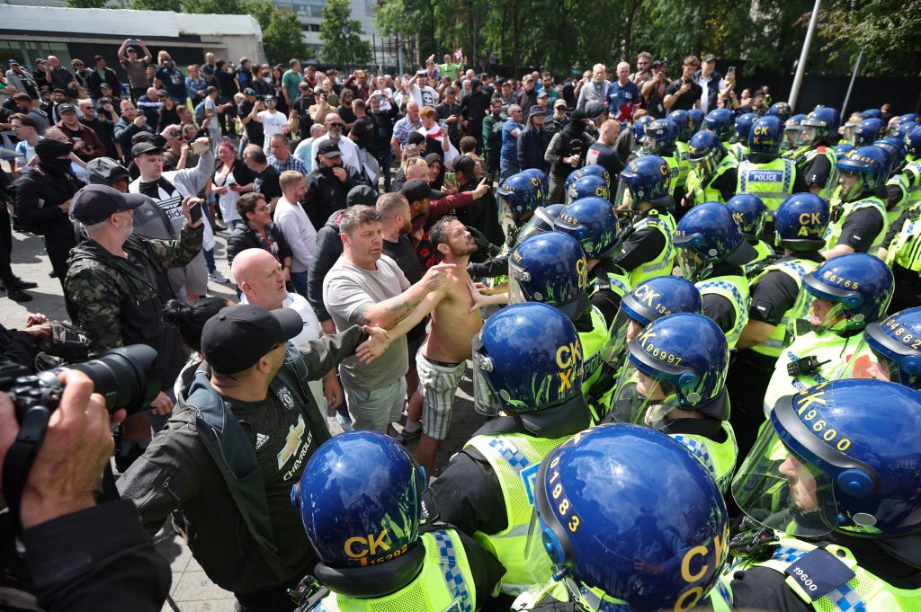 Rechtsextreme Krawalle: London will hart durchgreifen