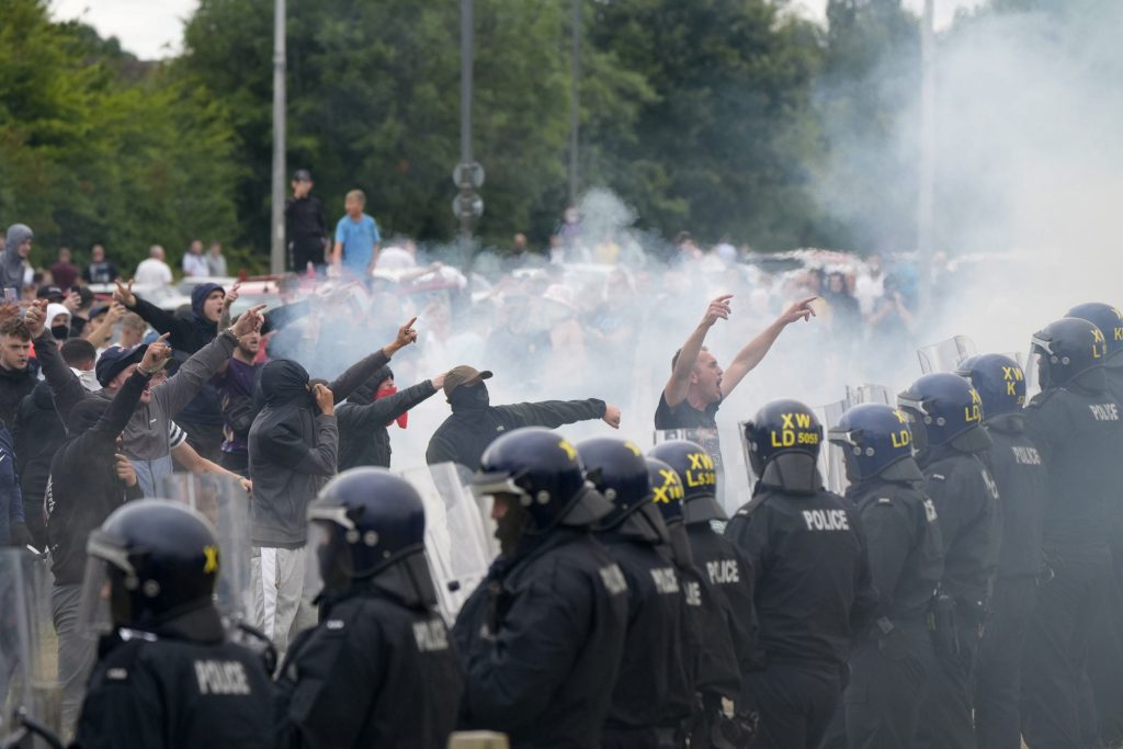 Rechtsextreme Krawalle: London will hart durchgreifen