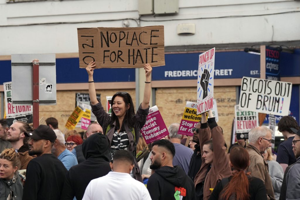Neue Demos in Nordirland und England
