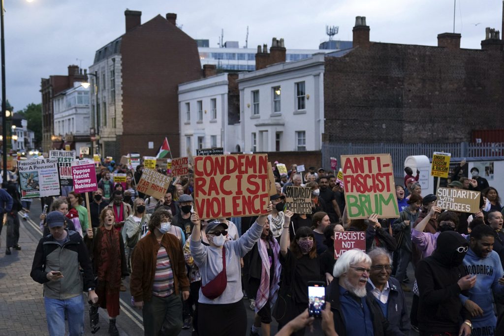 Gegenprotest in England: Tausende stellen sich gegen Rechts