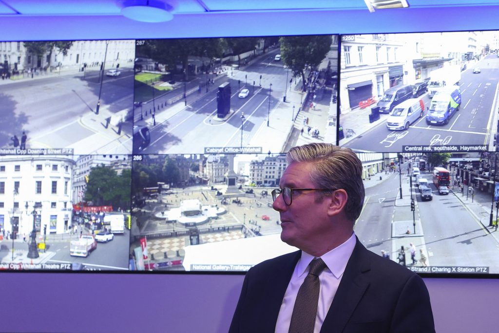 Wegen Krawallen: Britischer Premier Starmer hat Auge auf Social Media