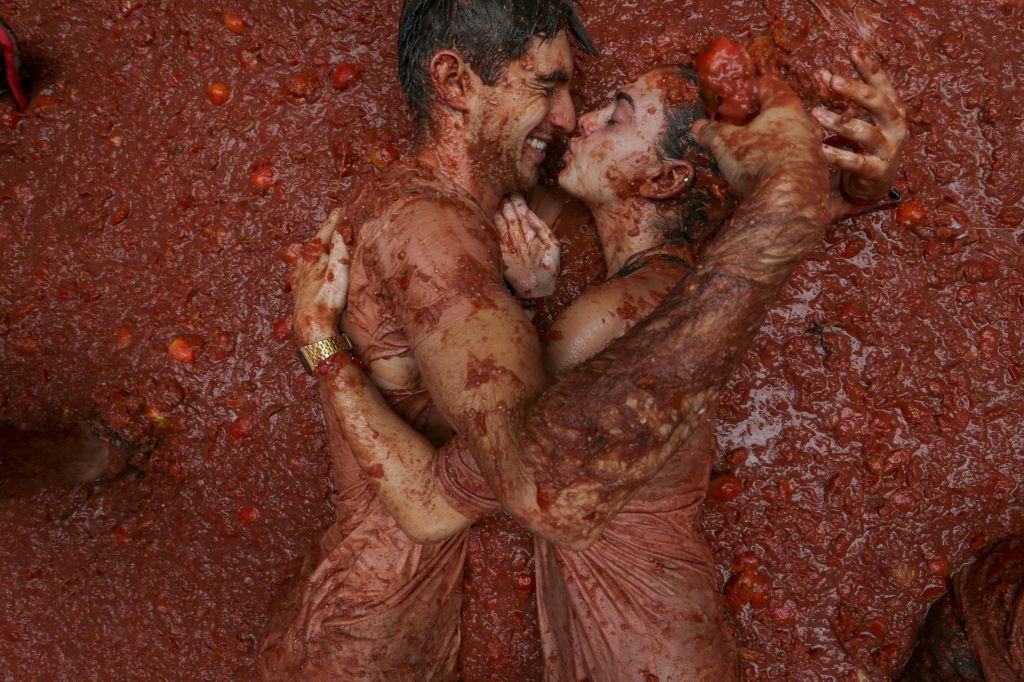 22’000 Menschen bewerfen sich in Spanien mit 120 Tonnen Tomaten