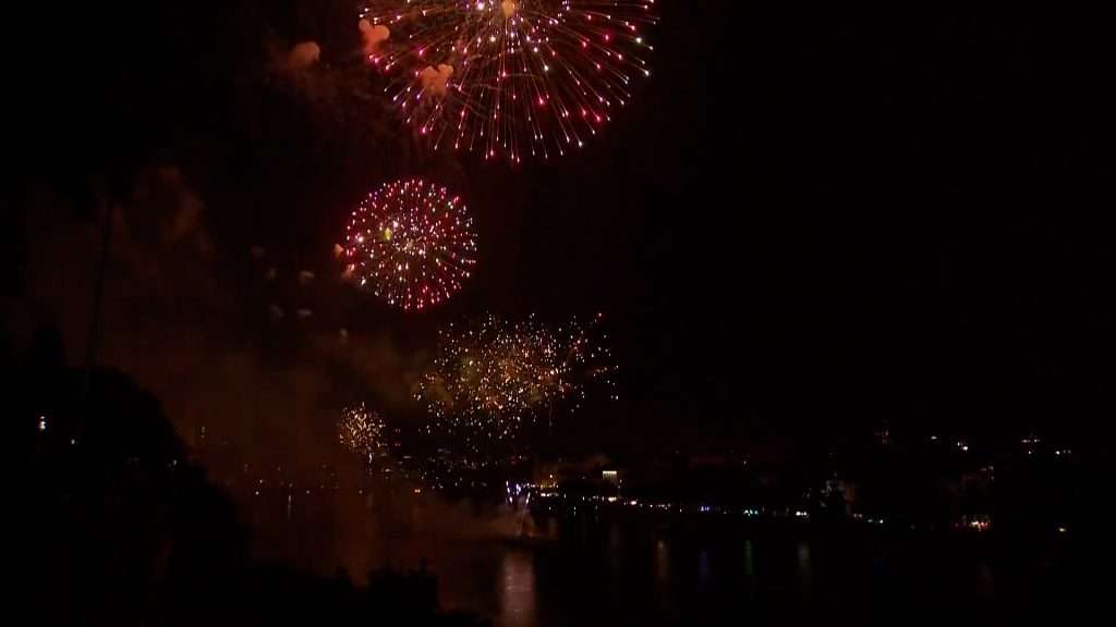 Gute Stimmung am Feuerwerk trotz Regenschauer