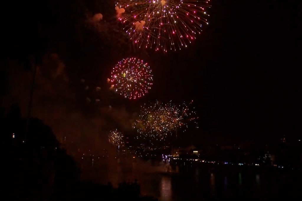 Gute Stimmung am Feuerwerk trotz Regenschauer