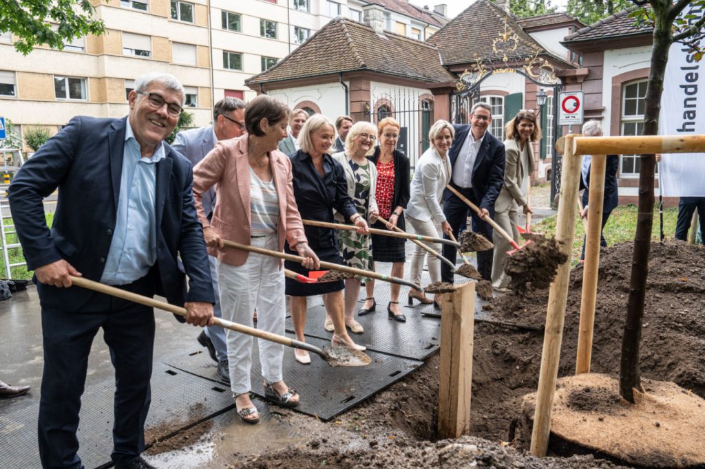 Baumpflanzung in Basel für ein rasches Abkommen mit der EU