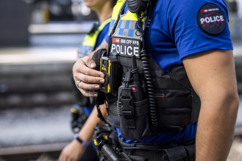 SBB-Transportpolizisten sind nun mit Bodycams auf Patrouille