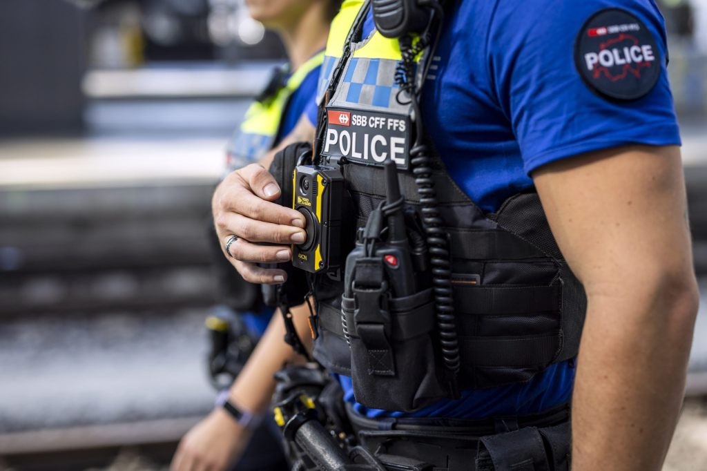 SBB-Transportpolizisten sind nun mit Bodycams auf Patrouille