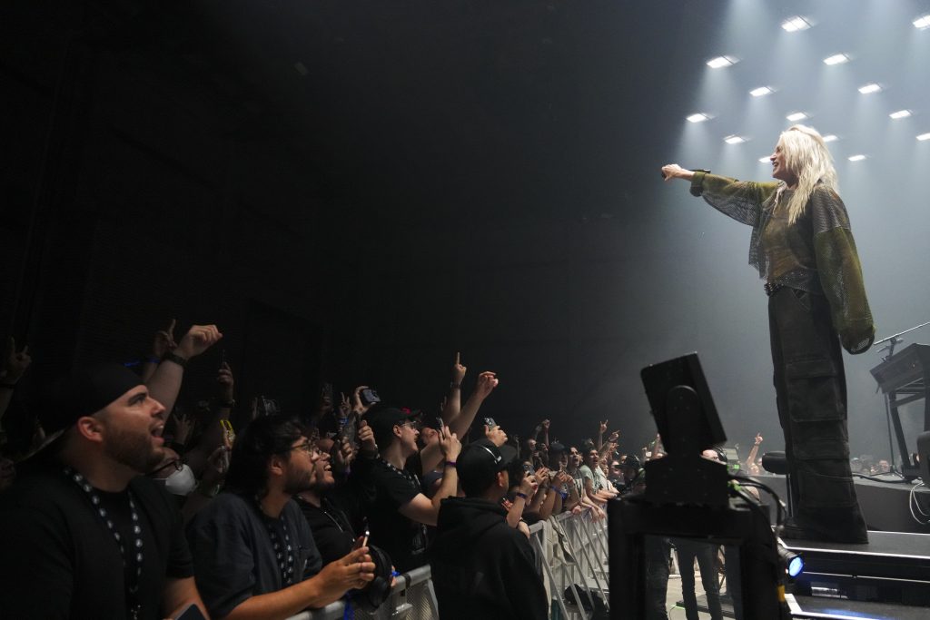Linkin Park ist mit neuer Sängerin zurück