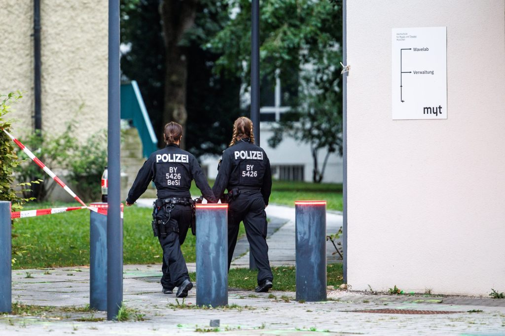 Schütze schoss auf NS-Dokuzentrum und Konsulat