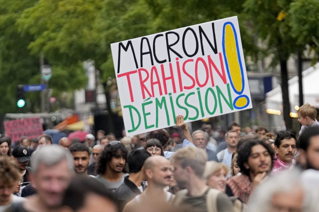 Über 100’000 Menschen protestierten in Frankreich gegen Premierminister Barnier