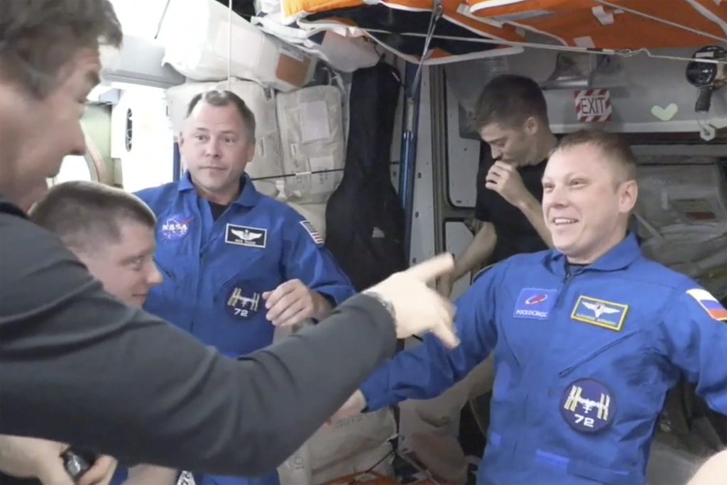 Russe und Amerikaner an der ISS angekommen