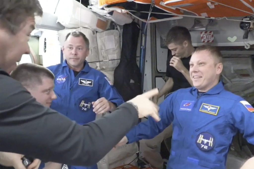Russe und Amerikaner an der ISS angekommen