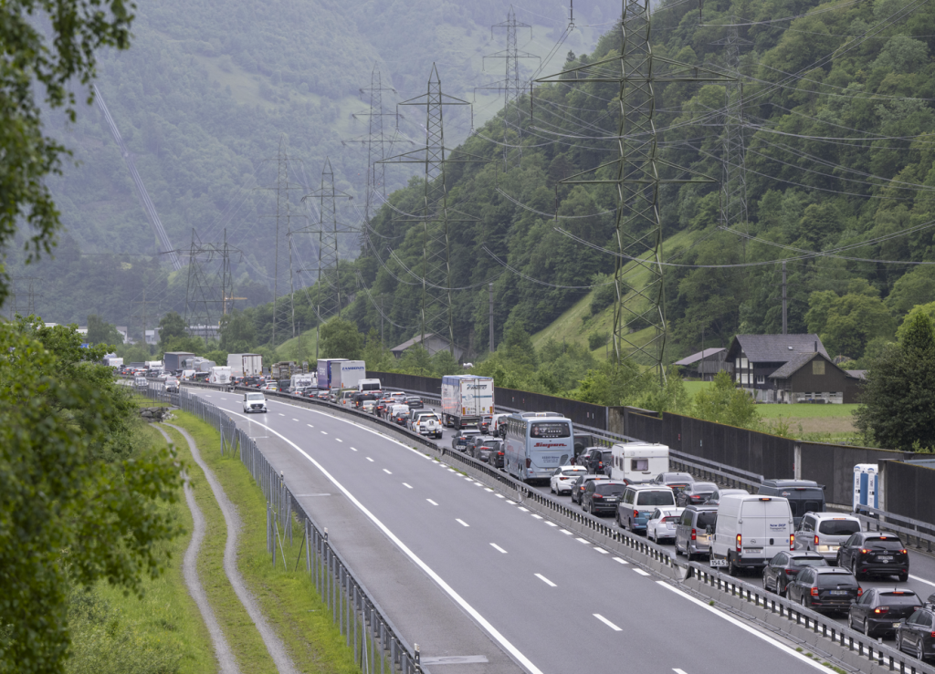 Beidseits des Gotthard-Tunnels erneut lange Staus