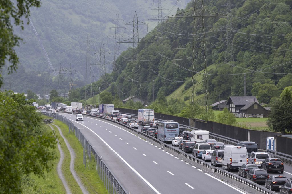 Beidseits des Gotthard-Tunnels erneut lange Staus