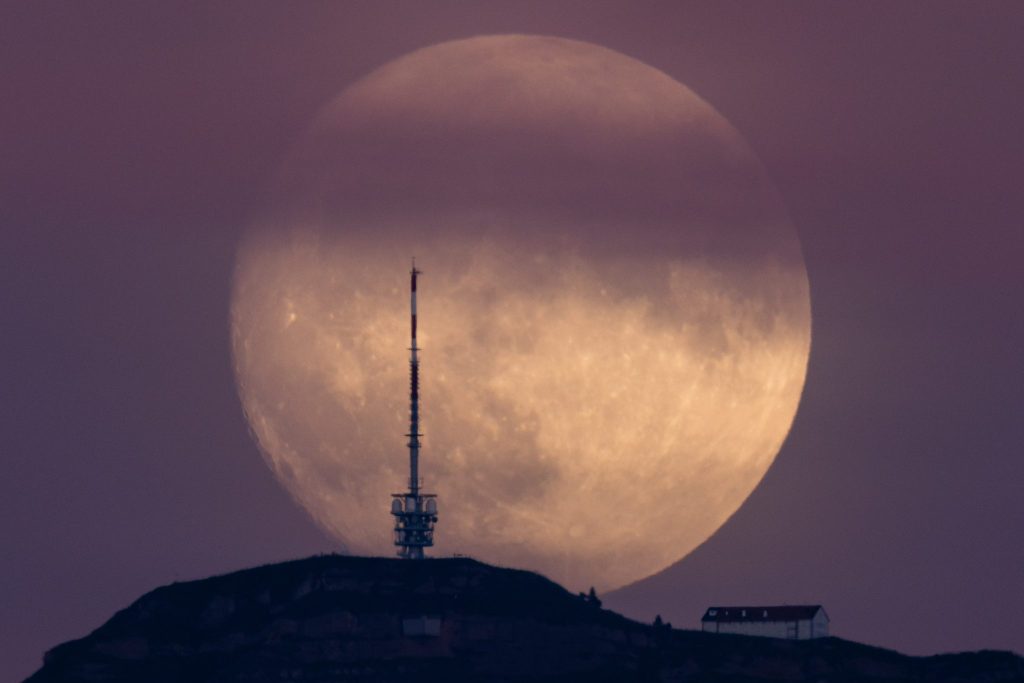 Ein Blick in den Himmel lohnt sich: Supermond und Komet am Donnerstagabend sichtbar