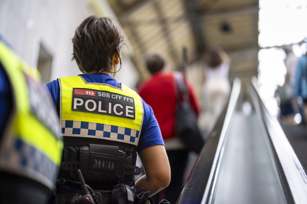 Polizeieinsatz: Vermummte Hooligans stürmen S-Bahn vor Fussballderby in Zürich