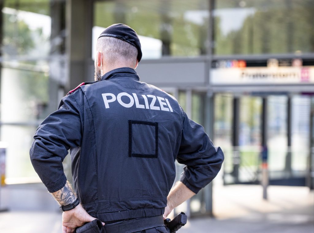 Junger Schweizer wird wegen Bombendrohungen in Österreich gesucht
