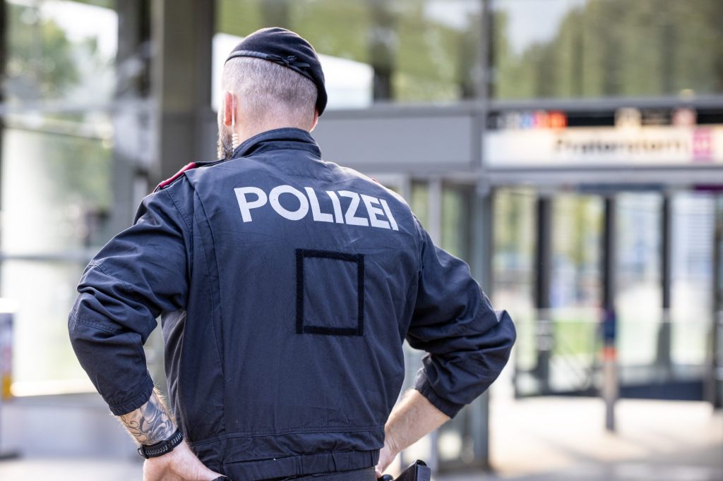 Junger Schweizer wird wegen Bombendrohungen in Österreich gesucht