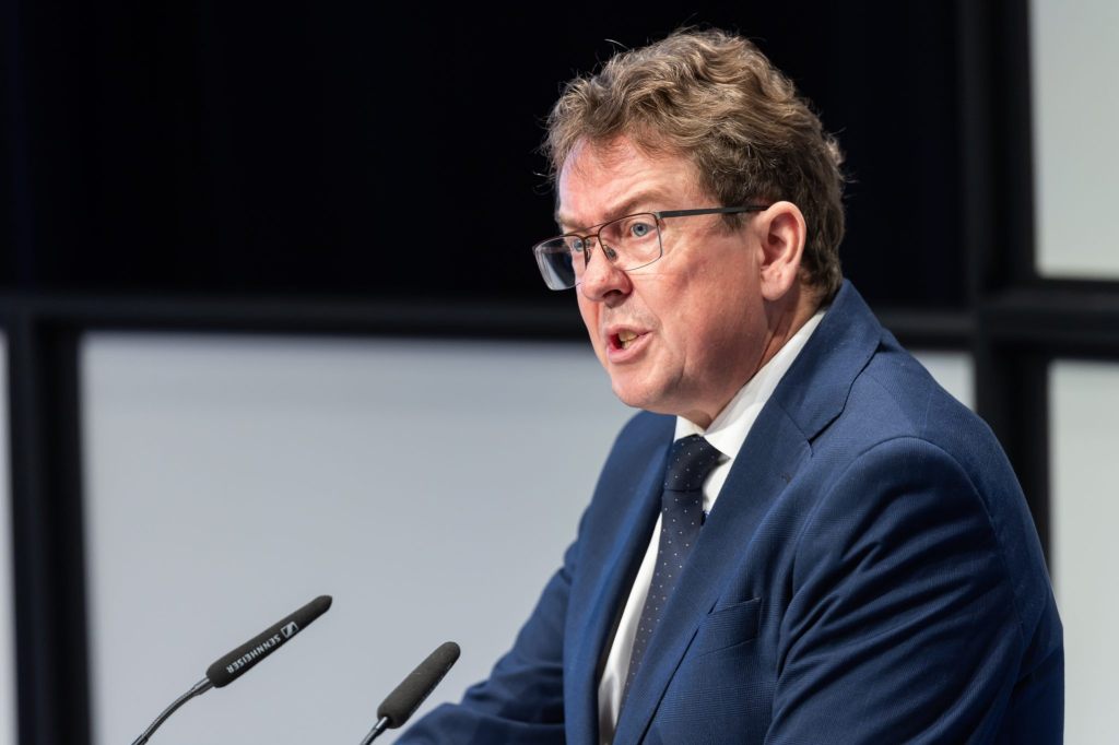 Rösti präsentiert Argumente des Bundesrates für Autobahn-Ausbau