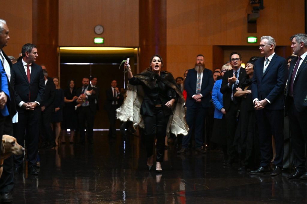 Protest gegen König Charles im australischen Parlament