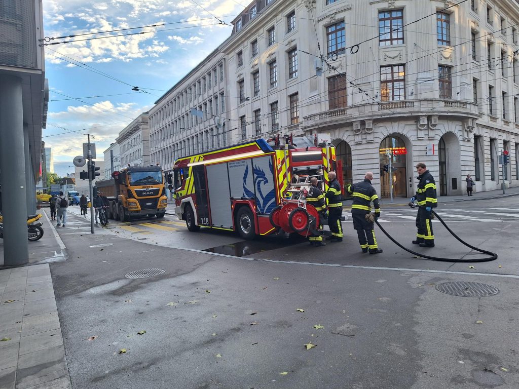 Unfall mit Lastwagen am Bankverein: Töfffahrer schwer verletzt