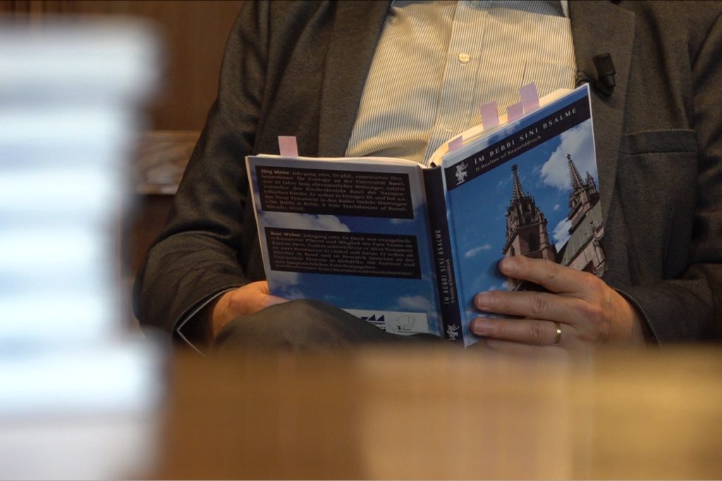 Baseldeutsch trifft auf die Bibel: «Bebbi-Sagg, Babbe Jesu und Buschi»