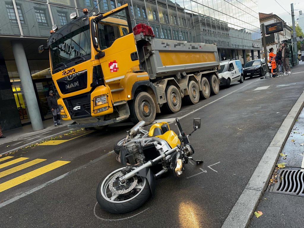 Unfall mit Lastwagen am Bankverein: Töfffahrer schwer verletzt