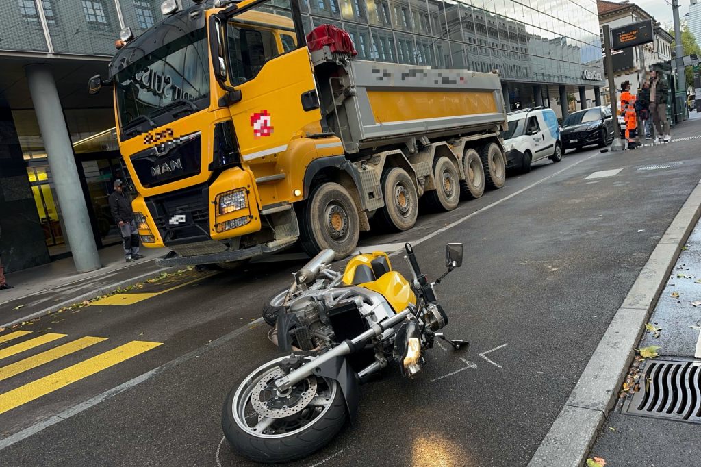 Unfall mit Lastwagen am Bankverein: Töfffahrer schwer verletzt