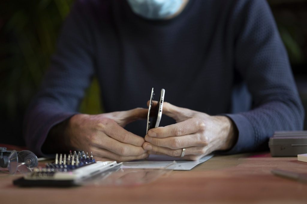 Flicken statt wegschmeissen: «Repair-Cafés gegen die Wegwerfwirtschaft»