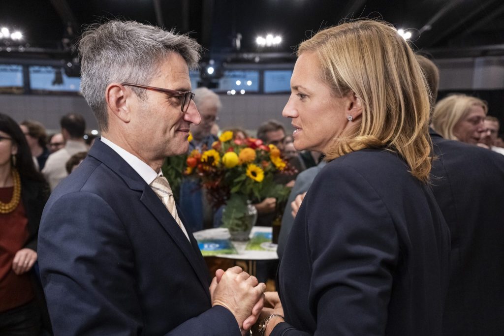 Wer geht mit wem? Das Parteien-Dating in der politischen Mitte geht los