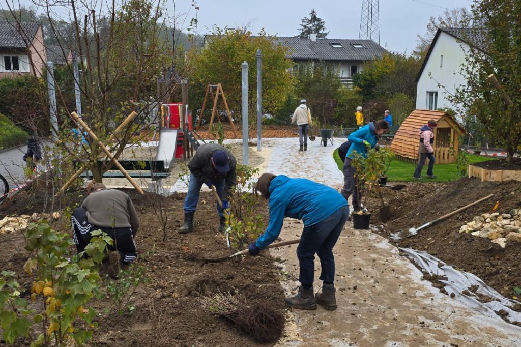 Gemeinsames Gärtnern am «Naturschutztag»