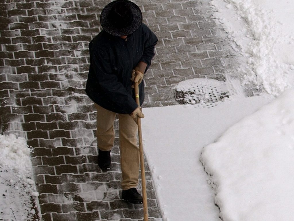 Hauseigentümer sind gefordert: Staatlicher Trottoir-Winterdienst ist noch nicht bereit