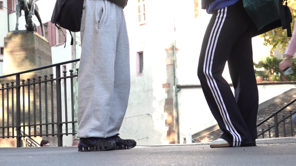 Trainerhosen im Unterricht: Ein Balanceakt zwischen Komfort und Dresscode