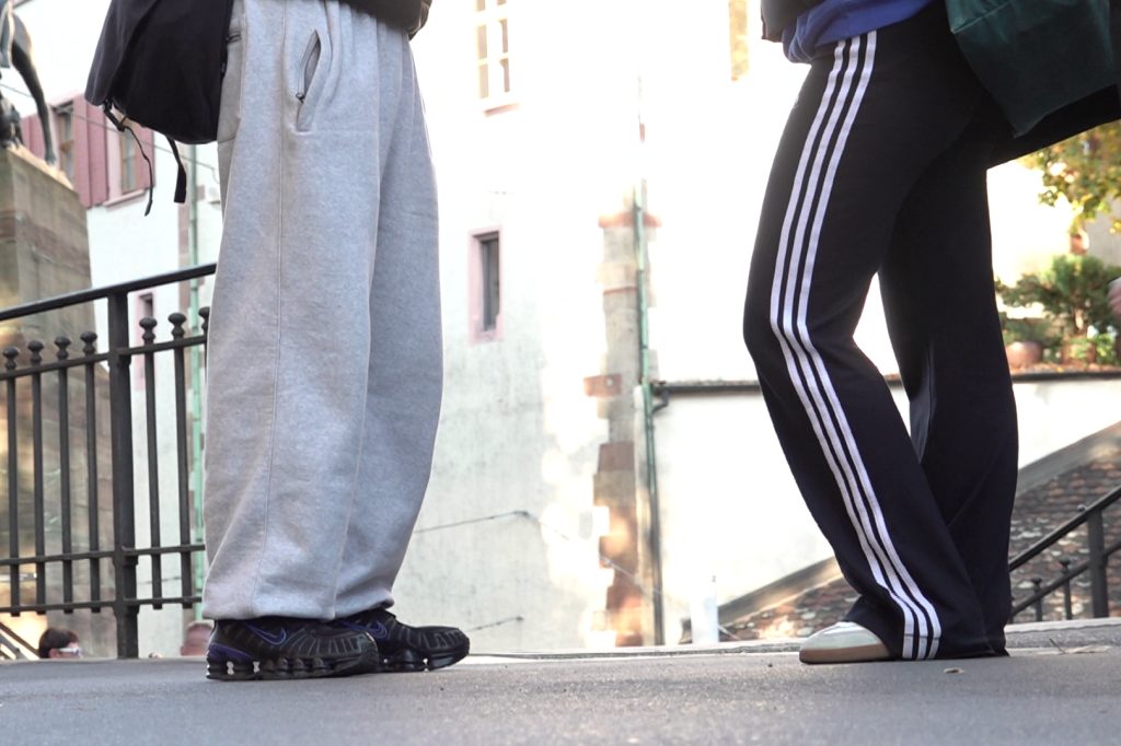 Trainerhosen im Unterricht: Ein Balanceakt zwischen Komfort und Dresscode