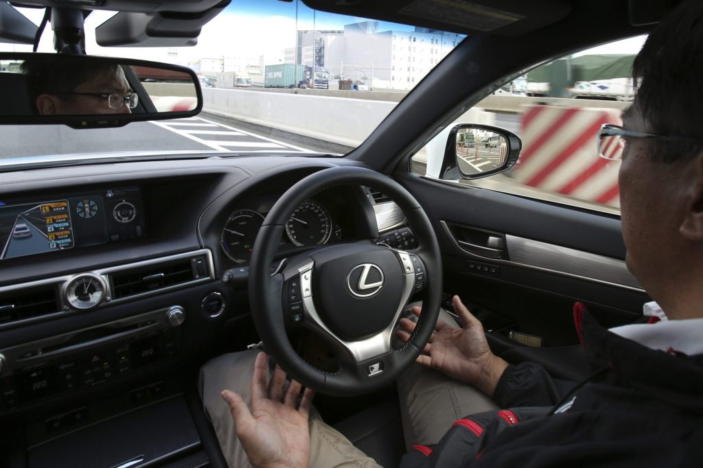 Am März 2025 dürfen Autofahrer mit Autopilot das Lenkrad loslassen