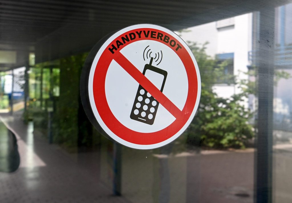 Handyverbot an Schulen kommt bei der Bevölkerung gut an