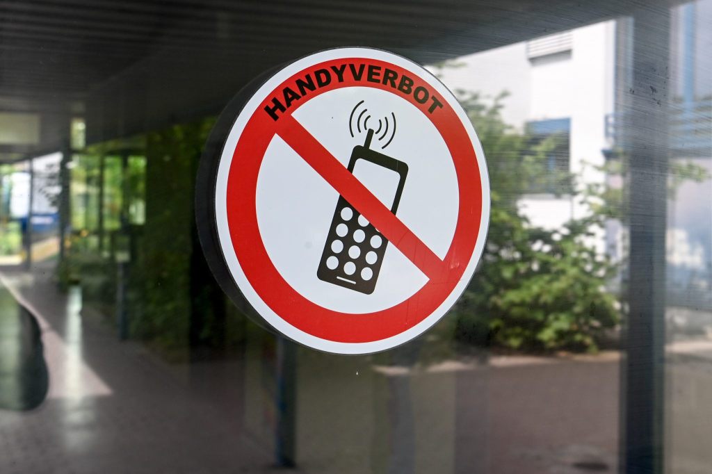 Handyverbot an Schulen kommt bei der Bevölkerung gut an
