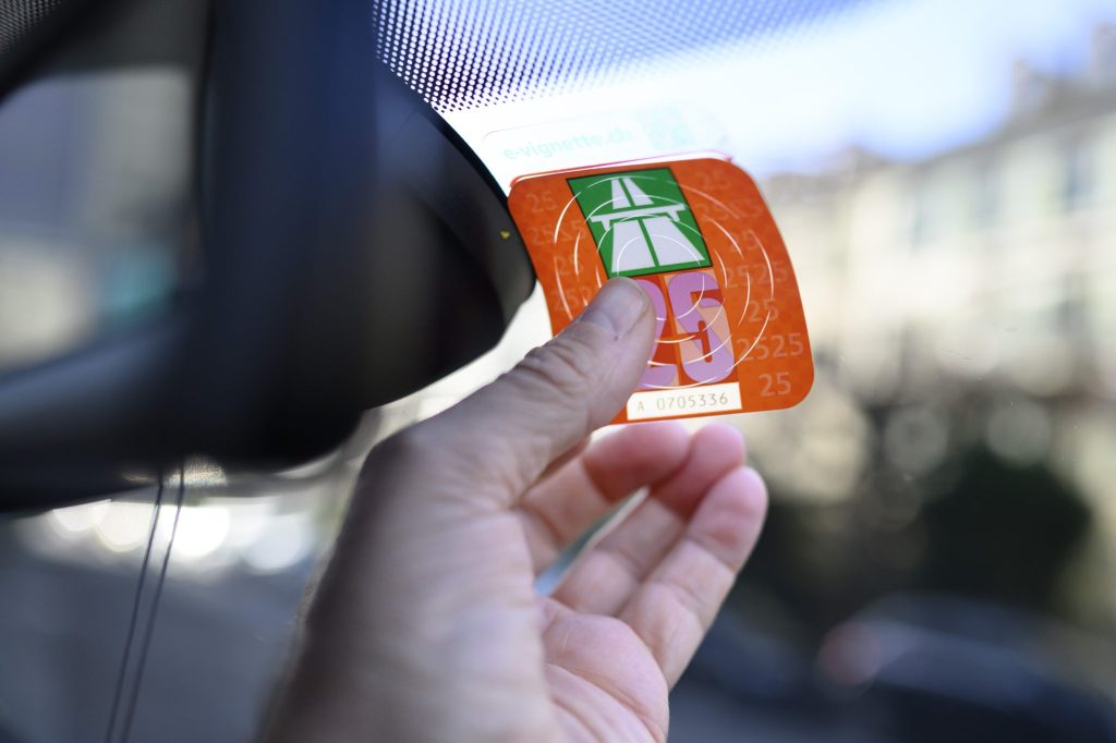 Seit 40 Jahren klebt die Vignette an unseren Autoscheiben