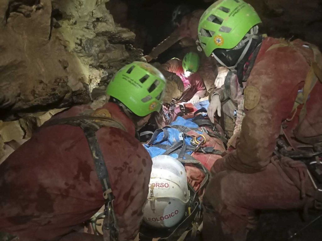 Über Tage in der Tiefe: Höhlenforscherin in Italien gerettet