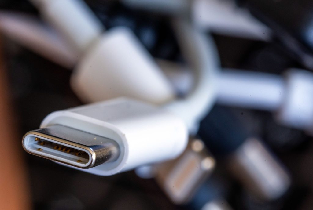 Ab heute gibt es für Handys nur noch dieses Ladekabel
