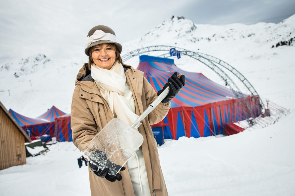 Alt Bundesrätin Ruth Metzler-Arnold erhält die Arosa Humorschaufel