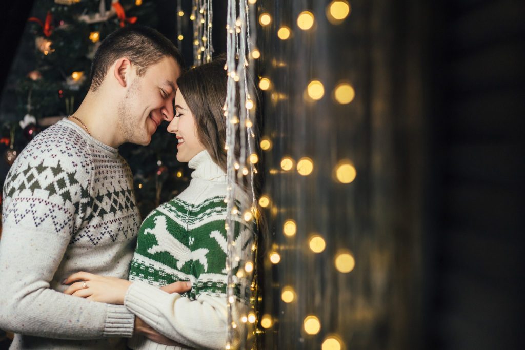 Mehr als jeder Dritte geht an der Weihnachtsfeier fremd – und bereut es nicht