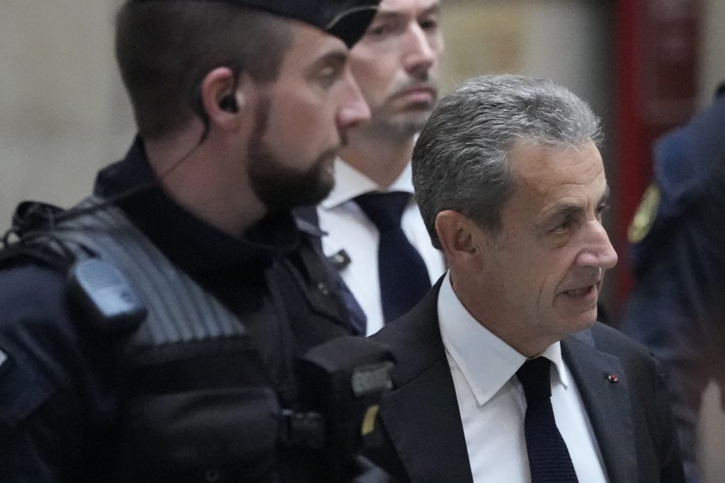 Sarkozy muss Strafe mit Fussfessel absitzen