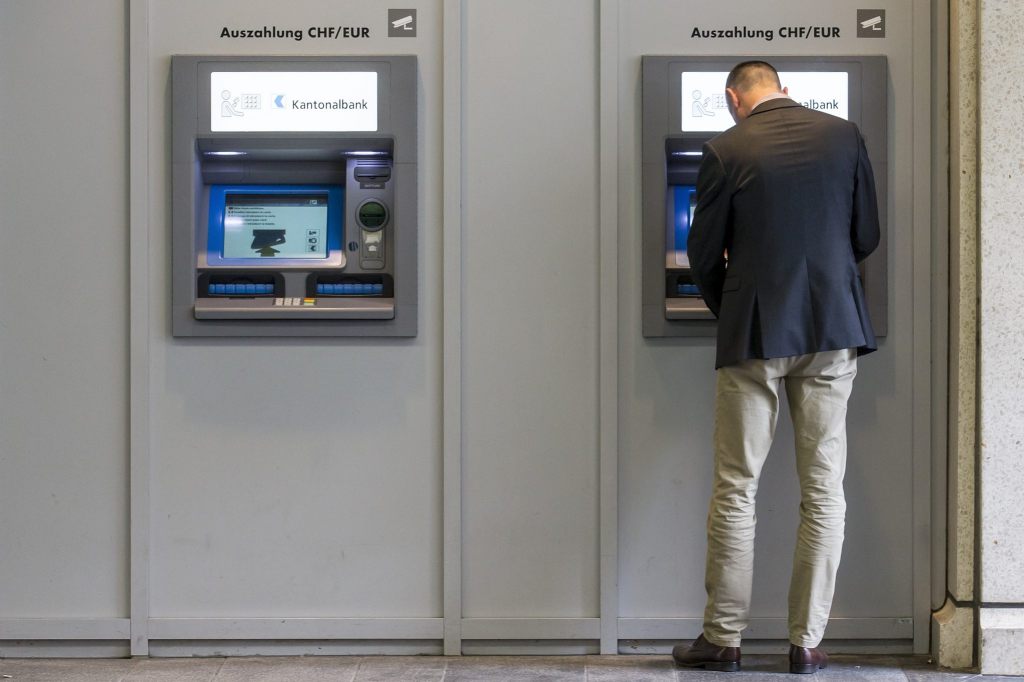 Zinsen auf Sparkonten gehen weiter zurück