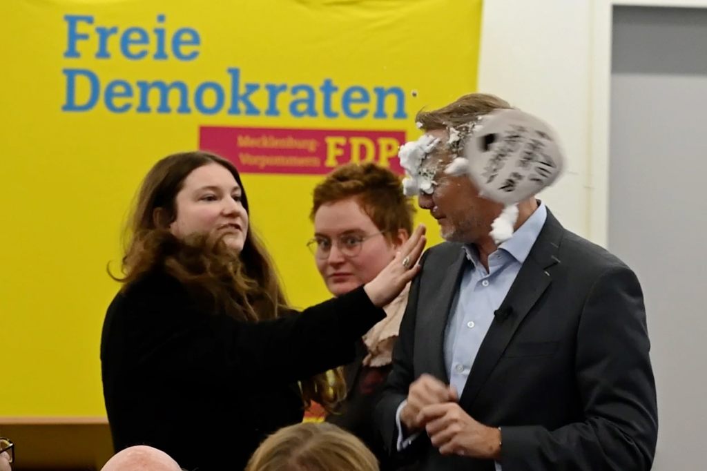 Linke-Politikerin bewirft deutschen FDP-Chef mit Schaumtorte