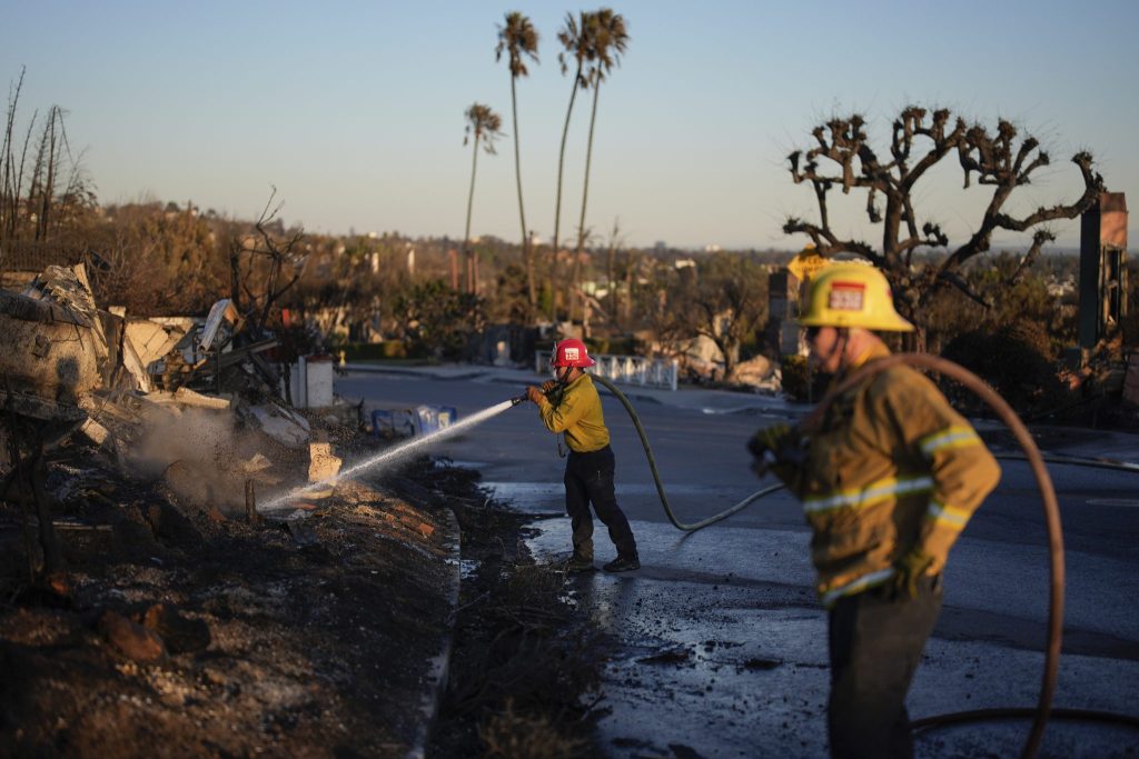 Kampf gegen Feuer: Starkwinde erschweren Grosseinsatz in LA